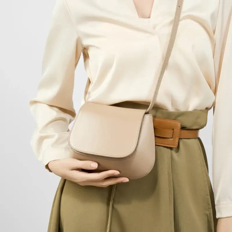 Shoulder bag leather beige, stylish women’s saddle bag with minimalist design, perfect for various occasions.