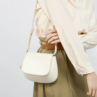 Shoulder bag leather in white color, versatile design, perfect for casual or elegant occasions.