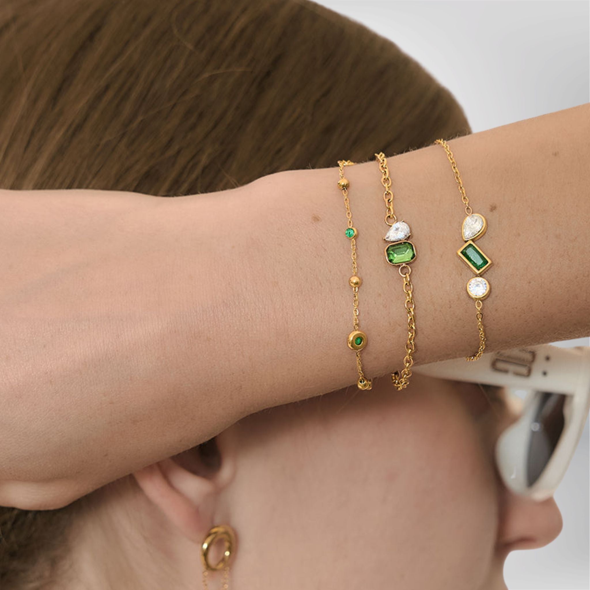 Bracciale Catena Dorata con Zirconi Verdi e Sfere