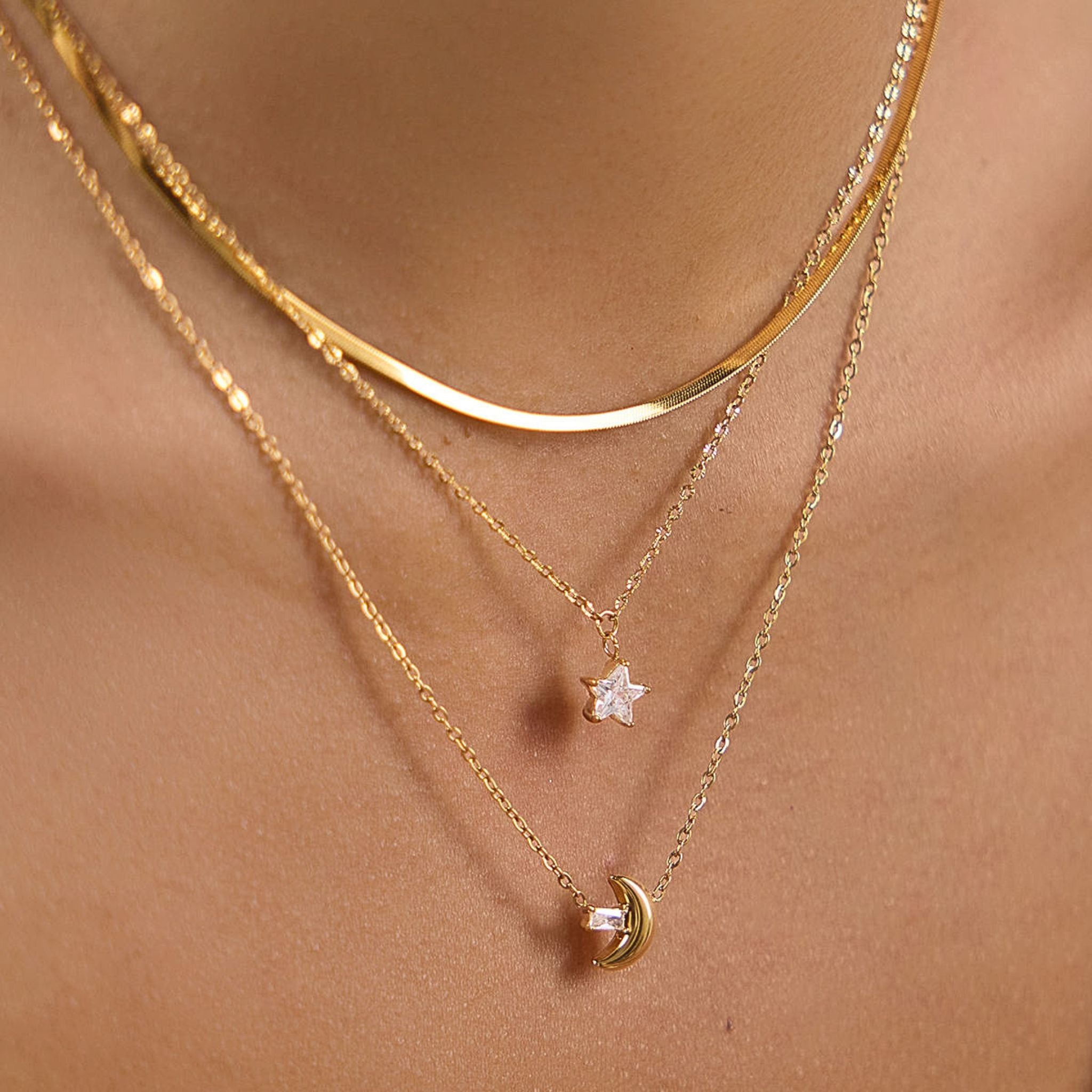 Collana Multistrato Dorata con Ciondoli Stella e Luna
