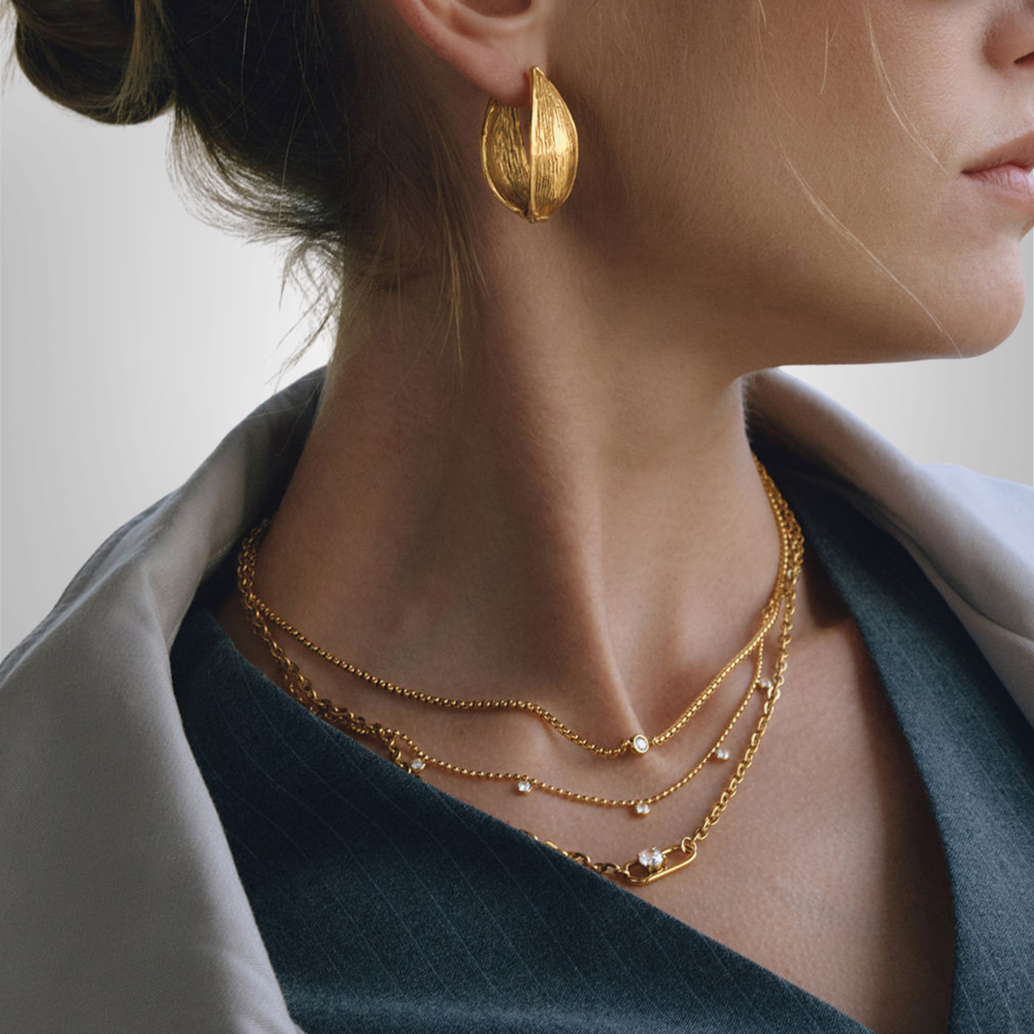 Collana Multistrato Dorata con Catene e Zirconi Effetto Punto Luce
