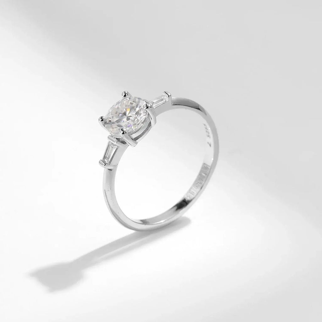 Round Moissanite Ring D Color Lab Diamond – 925 Sterling Silver Wedding Engagement Band showcasing a round-cut moissanite stone.