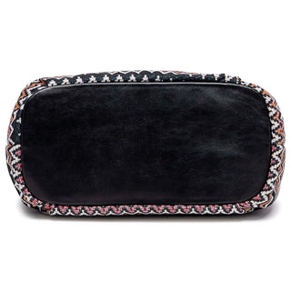 Multicolor zigzag shoulder bag for women with black bottom, versatile and stylish, ideal for everyday use.