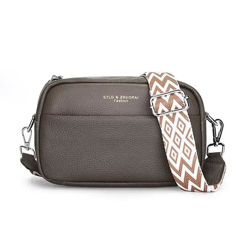 Women’s brown crossbody bag with geometric strap, stylish and functional, ideal for daily use.