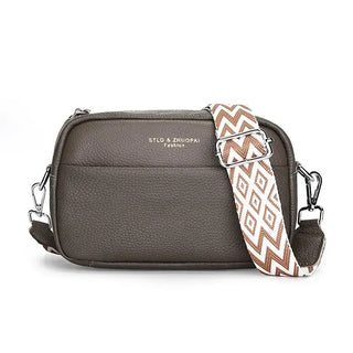 Women’s brown crossbody bag with geometric strap, stylish and functional, ideal for daily use.