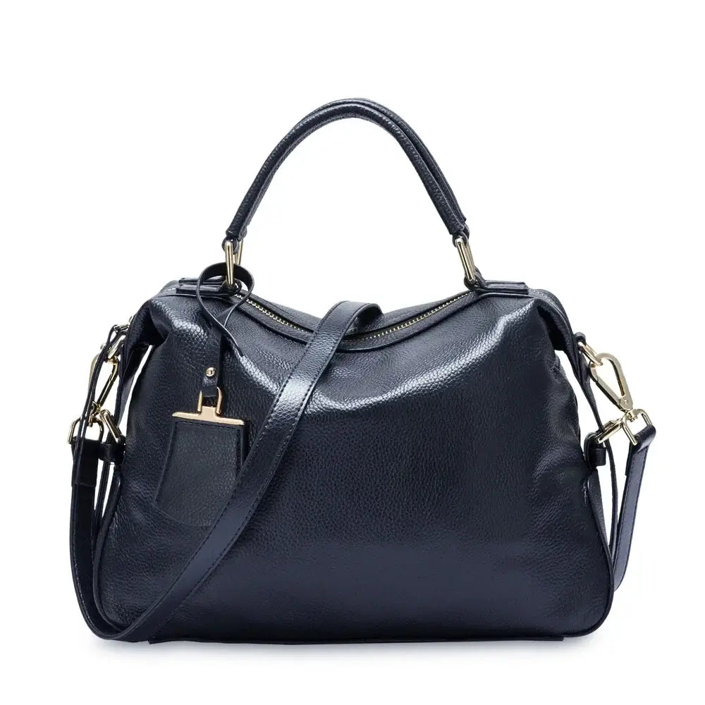 Leather shoulder bag in black, elegant and versatile for sophisticated women, perfect for everyday wear.