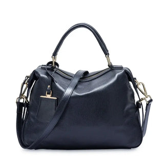 Leather shoulder bag in black, elegant and versatile for sophisticated women, perfect for everyday wear.