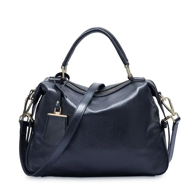 Leather shoulder bag in black, elegant and versatile for sophisticated women, perfect for everyday wear.
