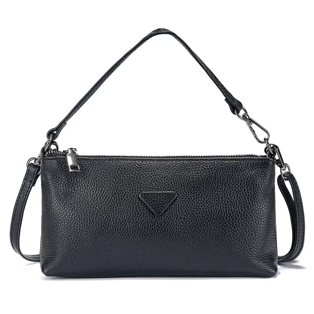 Women’s shoulder bag in black leather, featuring a sleek envelope-style design and stylish applique detail.