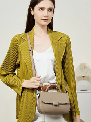 Stylish shoulder bag in soft beige leather, perfect for everyday use and elegance.