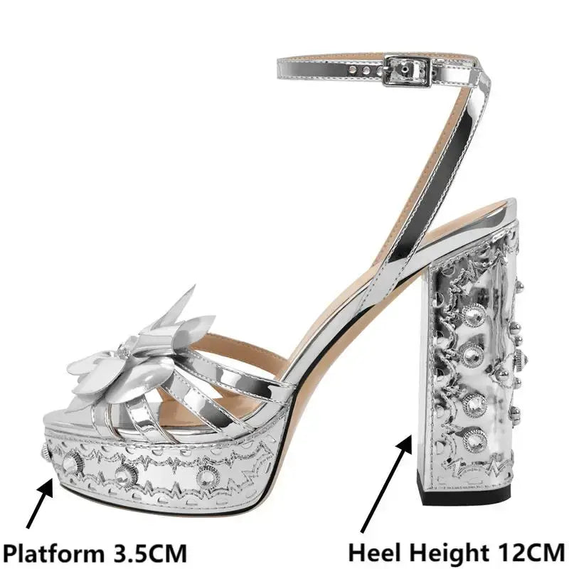 High-quality silver patent leather platform sandals with 12 cm heel and 3.5 cm platform, stylish and modern.