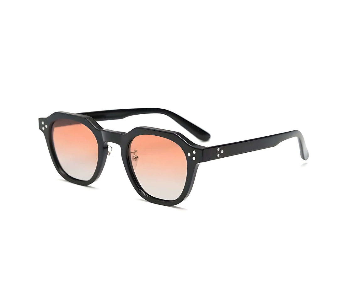 Women’s sunglasses in black with UV400 protection and stylish gradient lenses.