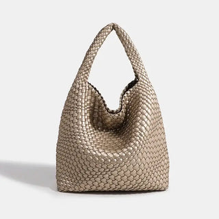 Woven shoulder bag in beige, handmade with a soft structure, ideal for casual and practical use.