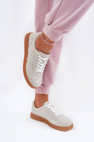 Sport shoes in light gray suede, low women's sneakers with rounded toes and classic lacing for a stylish look.