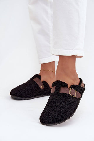 Women's sheepskin-style slippers in black with adjustable strap, perfect for comfort and casual style.
